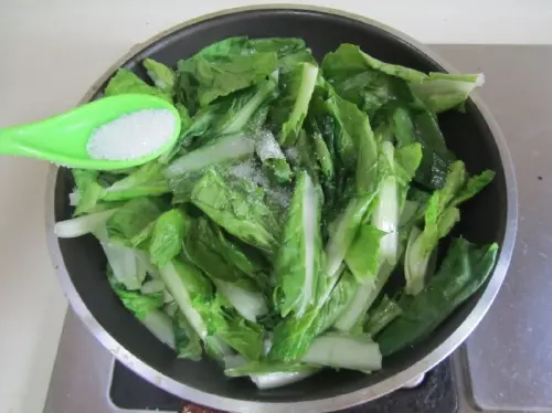 炒青菜的時多加一味料,好吃不變色!可惜知道的人不多,快試試,分享!