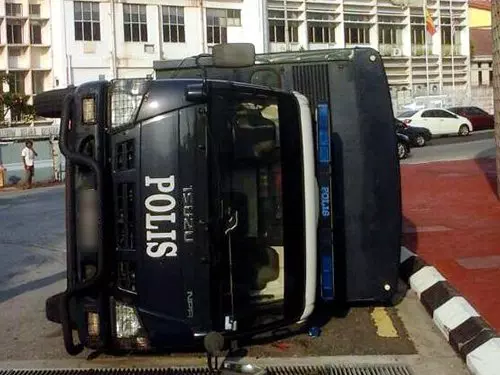 罕見意外囚車翻覆 扣留犯受傷