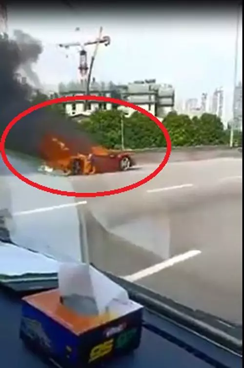 網紅阿里夫蘇克里 跑車燒成廢鐵 IG上傳痛哭視頻