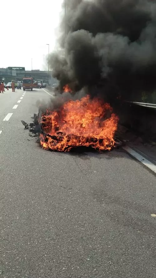 網紅阿里夫蘇克里 跑車燒成廢鐵 IG上傳痛哭視頻