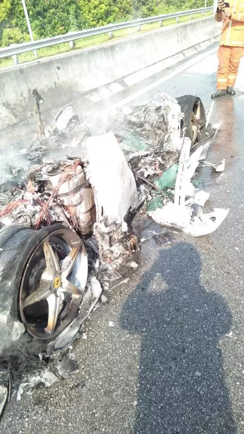 網紅阿里夫蘇克里 跑車燒成廢鐵 IG上傳痛哭視頻