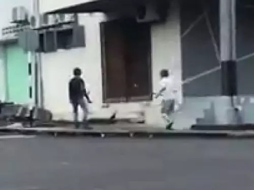 不滿執法人員拖走愛車 阿伯持刀力阻