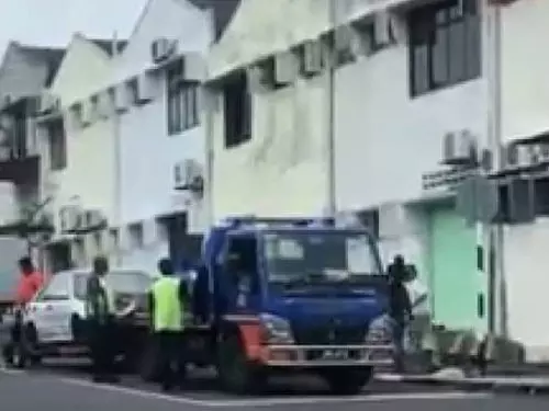 不滿執法人員拖走愛車 阿伯持刀力阻