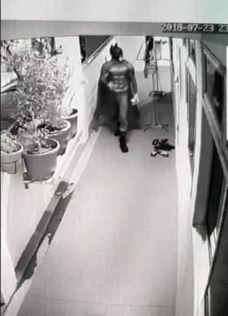 裝電眼防內衣賊 結果拍到蝙蝠俠