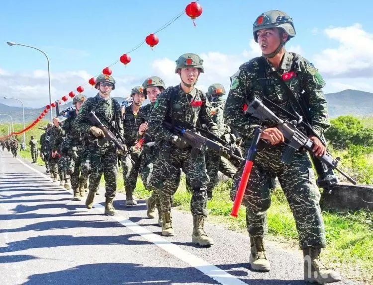 內心超糾結!目的地就在前方...該跟「國軍部隊」借個過嗎?網急喊母湯:會被操翻!