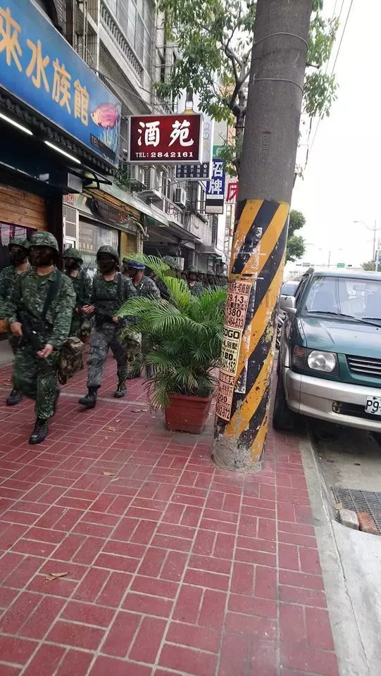 內心超糾結!目的地就在前方...該跟「國軍部隊」借個過嗎?網急喊母湯:會被操翻!