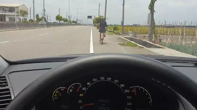 「正妹」穿黑洋裝騎車 露出逆天長腿…男看正面:精神都來了