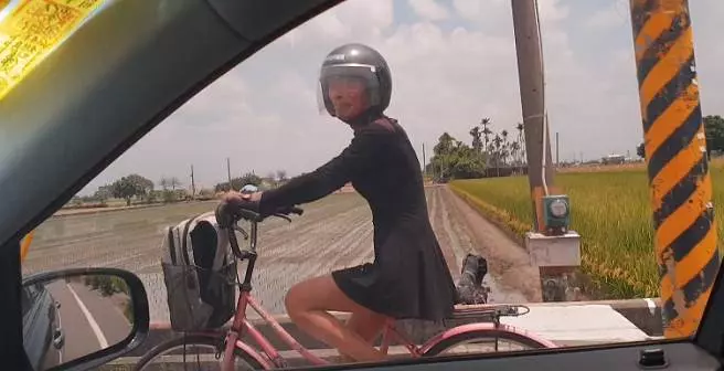 「正妹」穿黑洋裝騎車 露出逆天長腿…男看正面:精神都來了