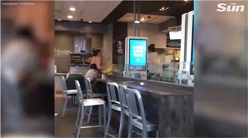 不滿關閉飲料機…女客辱罵店員~~內附影片