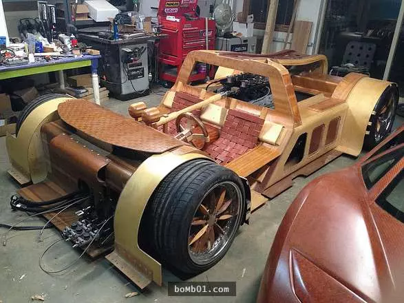 神人用半噸木材打造了世界第一台「600馬力的木造跑車」,但車主上下車時…大家都不小心笑翻了!