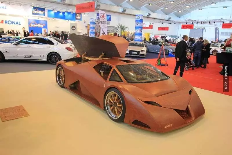 神人用半噸木材打造了世界第一台「600馬力的木造跑車」,但車主上下車時…大家都不小心笑翻了!