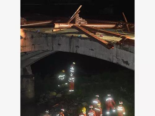 浙江桐廬廊橋倒塌 8人死3人傷