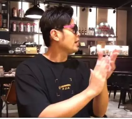 周傑倫餐館即興表演魔術還『求拍手』,路人近距離接觸還有互動!網友:簡直賺翻了!