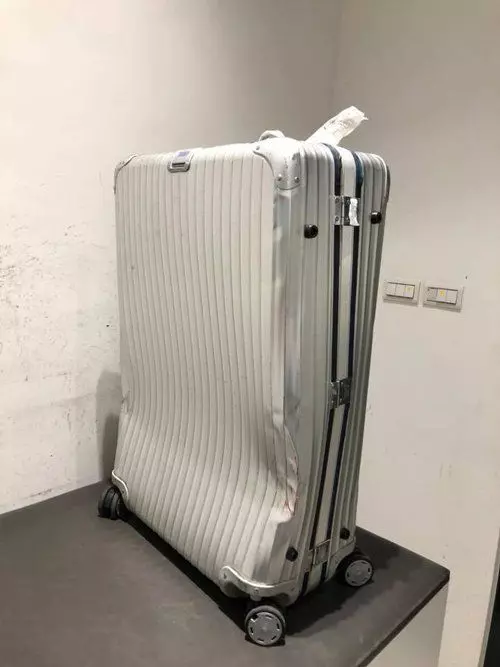 【說好的不丟行李呢?】女子行李嚴重凹陷,AirAsia竟說『這是很正常的事』!