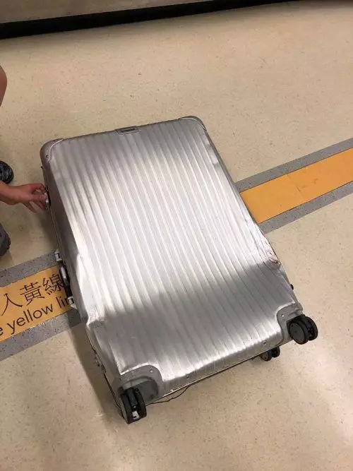 【說好的不丟行李呢?】女子行李嚴重凹陷,AirAsia竟說『這是很正常的事』!