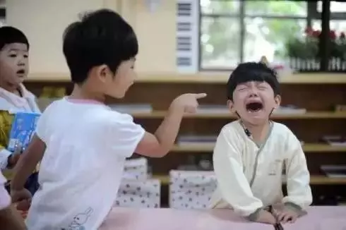 長大後,工作吃虧、情感不順、生活坎坷的,都是這2種孩子!