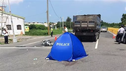 老翁遭砂石車碾爆頭 捲車底拖行5米