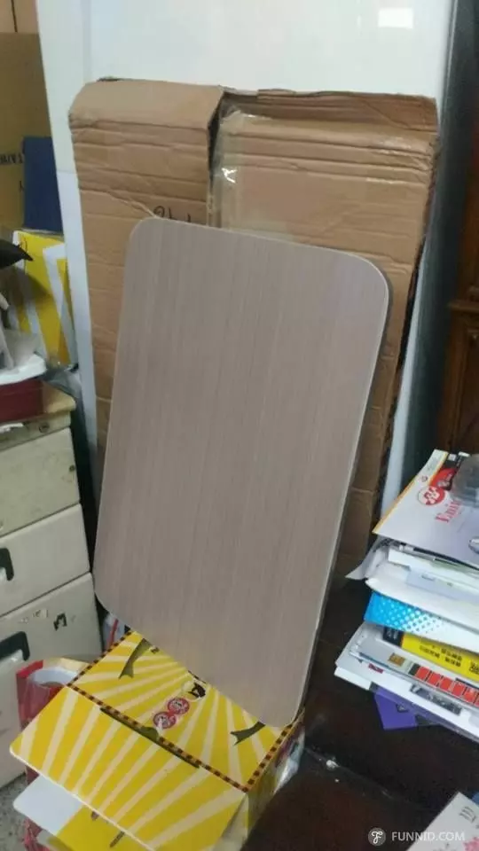 事實總是和想像的不一樣,男網友花了3200元從淘寶訂來「超精緻iPhone桌」,開箱直接崩潰!