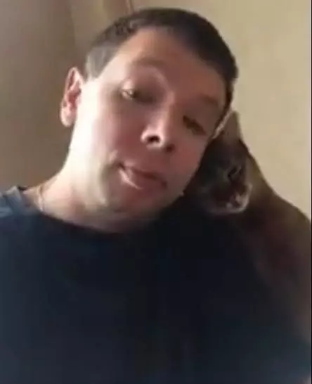 貓咪假裝向主人撒嬌,其實是想偷吃雞腿,爪子伸出去老長!