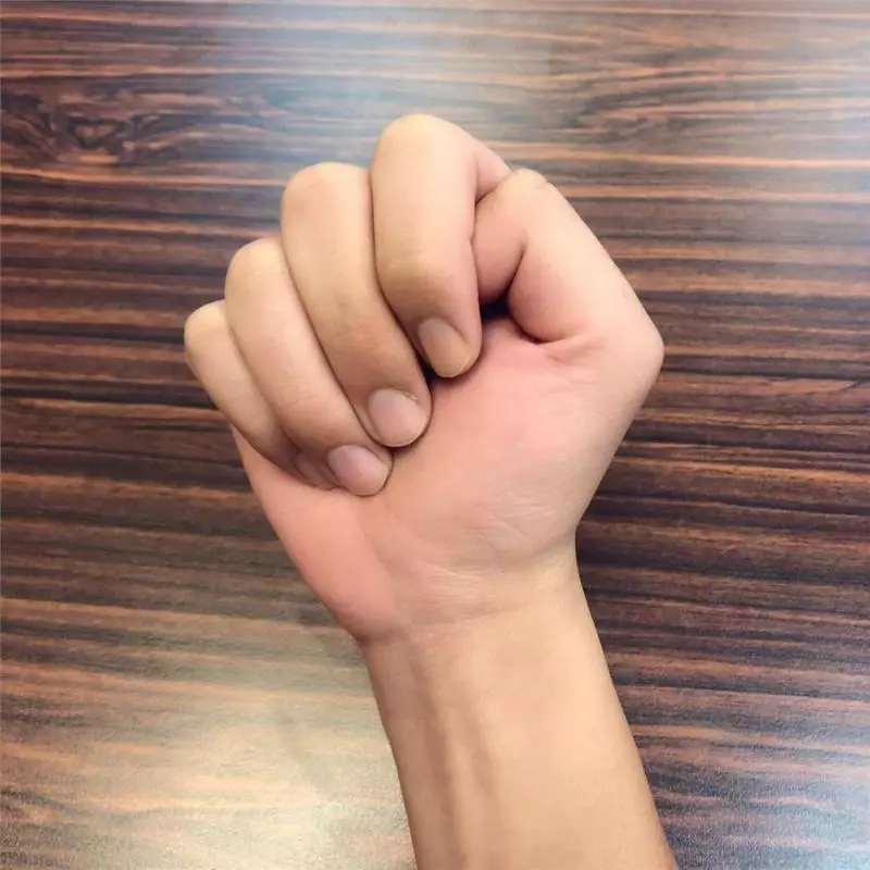心理測試:從手握拳的方式,測出你的性格和財運!