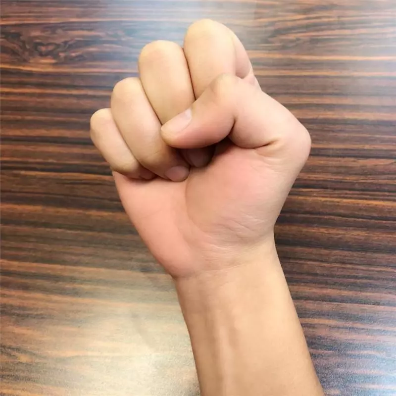 心理測試:從手握拳的方式,測出你的性格和財運!