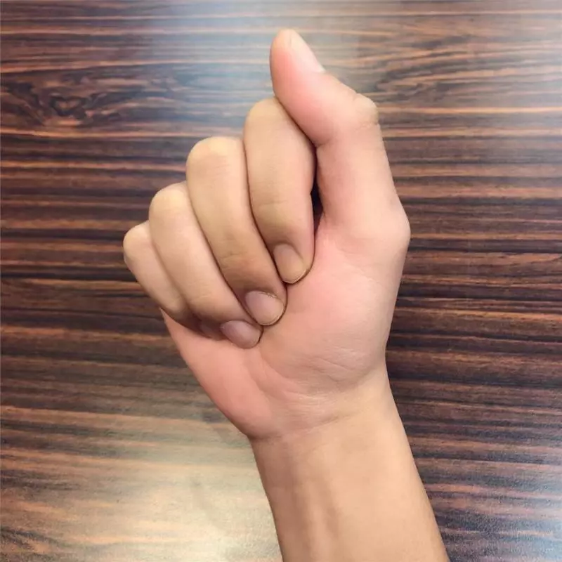 心理測試:從手握拳的方式,測出你的性格和財運!