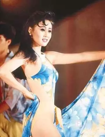 李連傑妻子罕見曝光,差點成為賭王第五太,李連傑為她拋棄懷孕的妻子,57歲的她近照曝光,怪不得一直不露面!