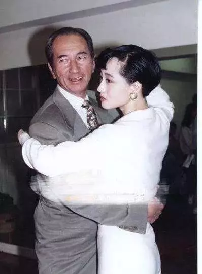 李連傑妻子罕見曝光,差點成為賭王第五太,李連傑為她拋棄懷孕的妻子,57歲的她近照曝光,怪不得一直不露面!