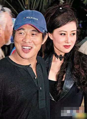 李連傑妻子罕見曝光,差點成為賭王第五太,李連傑為她拋棄懷孕的妻子,57歲的她近照曝光,怪不得一直不露面!