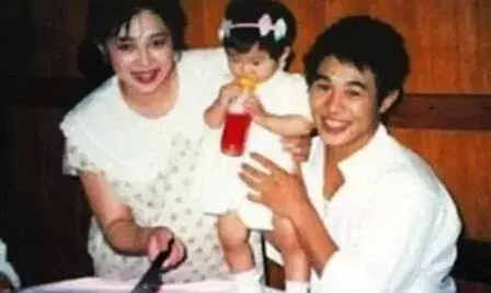 李連傑妻子罕見曝光,差點成為賭王第五太,李連傑為她拋棄懷孕的妻子,57歲的她近照曝光,怪不得一直不露面!