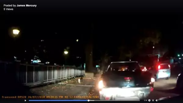 [ 大馬 ] 不滿被鳴笛超越 貨卡路霸 三撞轎車