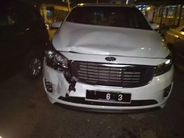 [ 大馬 ] 不滿被鳴笛超越 貨卡路霸 三撞轎車