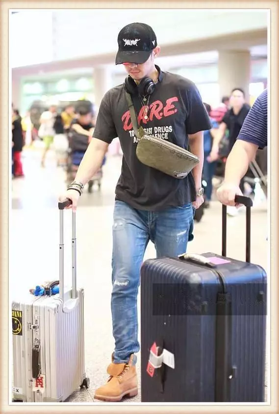 當39歲吳建豪和37歲周渝民同現機場,竟一個老大叔,一個小鮮肉?