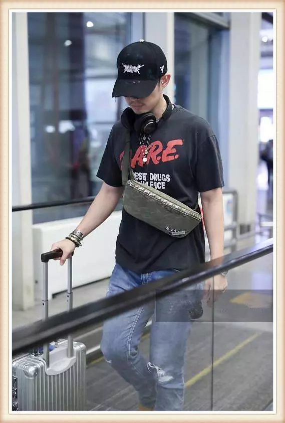 當39歲吳建豪和37歲周渝民同現機場,竟一個老大叔,一個小鮮肉?