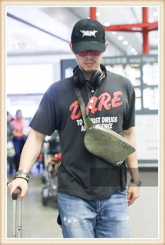 當39歲吳建豪和37歲周渝民同現機場,竟一個老大叔,一個小鮮肉?