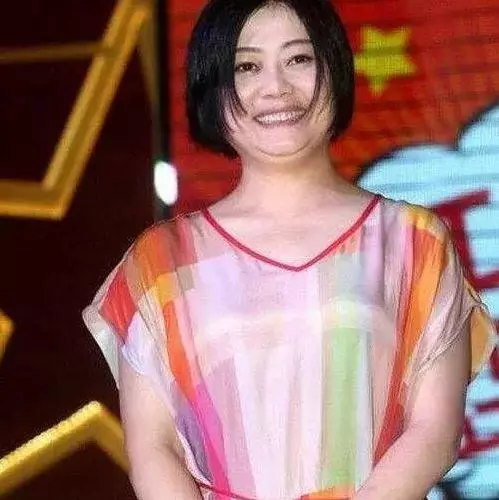 19歲成名,結婚兩次被渣男騙光積蓄,如今胖到認不出