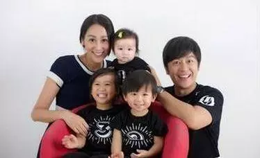 嫁大16歲老公,因為老公一句話,5年連剖4胎,如今33歲的她比大老公還顯老!