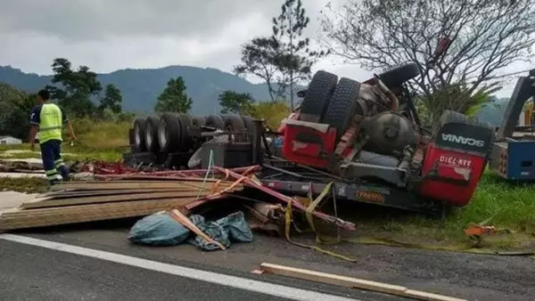[ 巴西 ] 孕婦車禍拋出車外亡 腹中嬰被「擠出」奇蹟生還