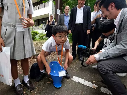 日本創新馬桶 助解決衛生問題
