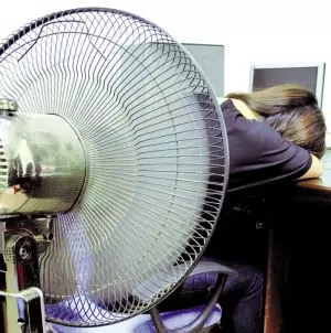 晚上睡覺最好不要開風扇!否則...