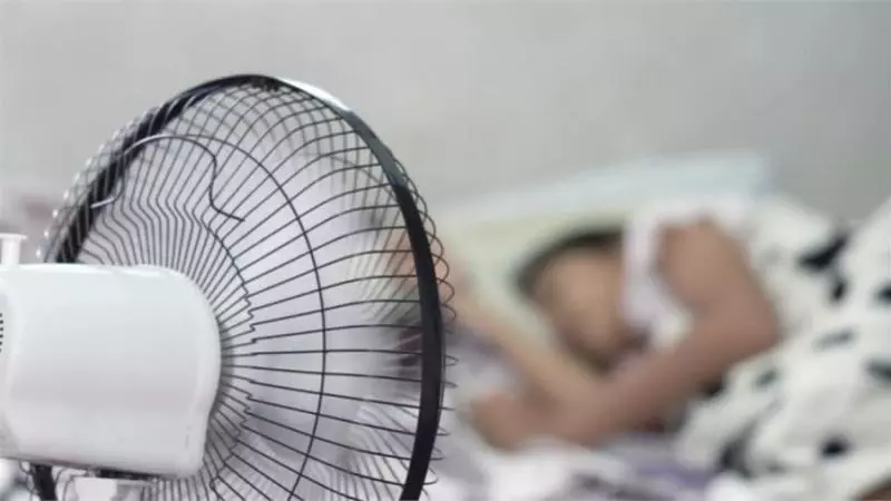 晚上睡覺最好不要開風扇!否則...