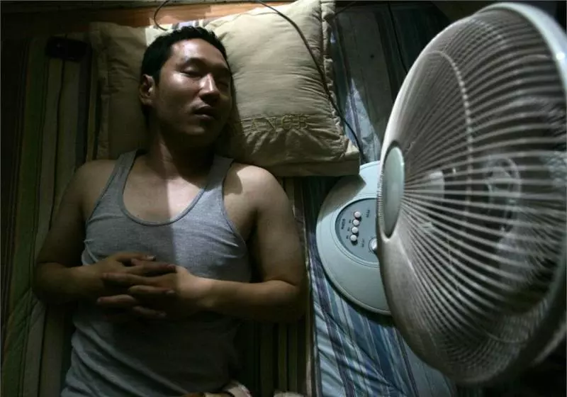 晚上睡覺最好不要開風扇!否則...