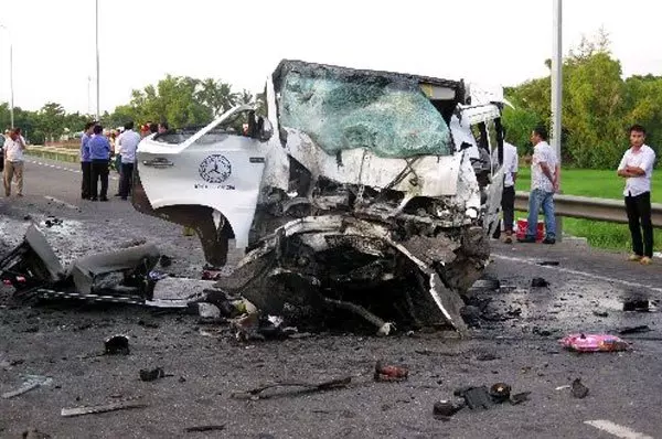 [ 越南 ] 迎親出車禍 新郎一家14人慘死