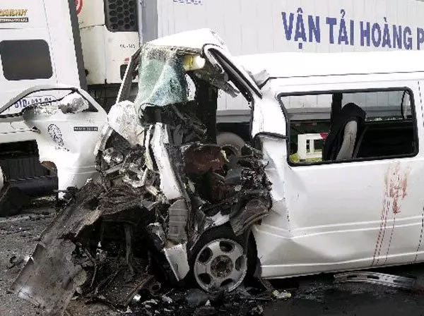 [ 越南 ] 迎親出車禍 新郎一家14人慘死