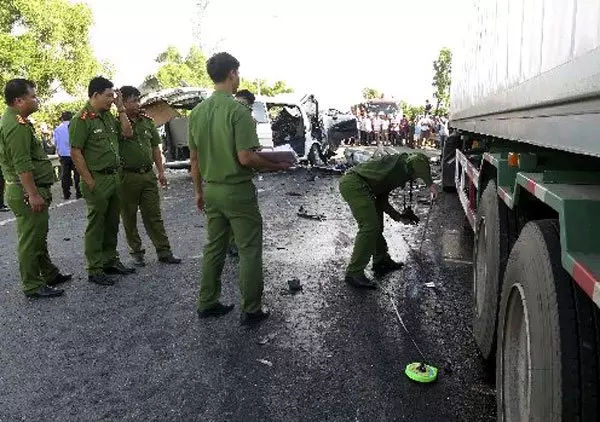 [ 越南 ] 迎親出車禍 新郎一家14人慘死
