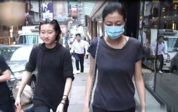 信私生女照片曝光!生活現狀讓人羨慕,不像成龍私生女讓人覺得可憐!網友:有點差距!