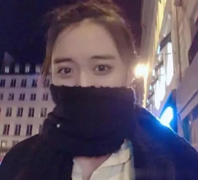 信私生女照片曝光!生活現狀讓人羨慕,不像成龍私生女讓人覺得可憐!網友:有點差距!