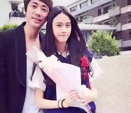 信私生女照片曝光!生活現狀讓人羨慕,不像成龍私生女讓人覺得可憐!網友:有點差距!