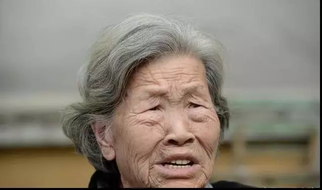 八旬老太撿垃圾供孫子上學十幾年,大學畢業戀愛後,居然嫌棄奶奶,並將其趕出家門!