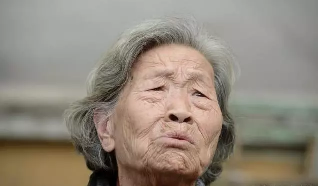 八旬老太撿垃圾供孫子上學十幾年,大學畢業戀愛後,居然嫌棄奶奶,並將其趕出家門!